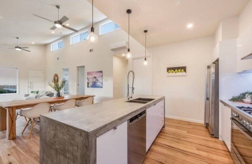 Belmont House | Close to the Coast & GMHBA stadium Belmont