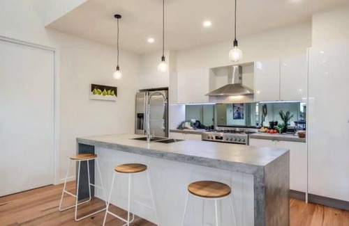 Belmont House | Close to the Coast & GMHBA stadium Belmont
