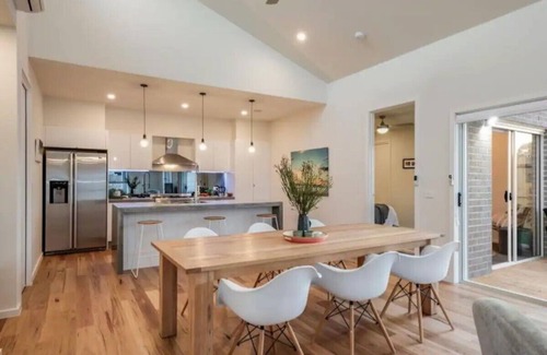 Belmont House | Close to the Coast & GMHBA stadium Belmont