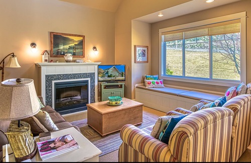 Oroville Cottage | Close to the lake, the pool and resort amenities!