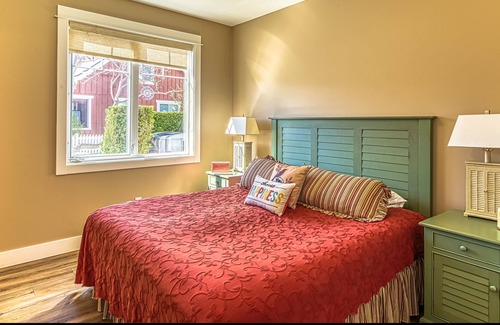 Oroville Cottage | Close to the lake, the pool and resort amenities!
