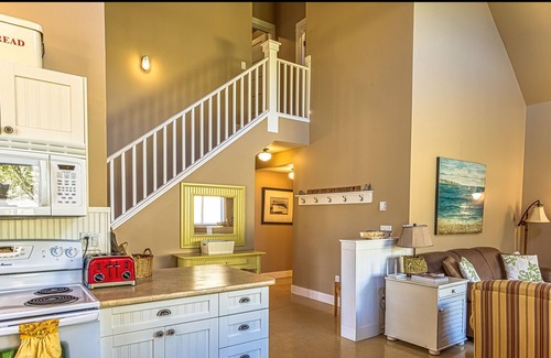 Oroville Cottage | Close to the lake, the pool and resort amenities!