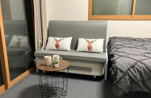 Narashino House | Close to Tokyo Disneyland and 2 minute away from Makuhari Messe and 24 Hours public transport 東京ディズニーランド近辺 幕張メッセまで2分 公共交通機関は24時間毎日利用可能