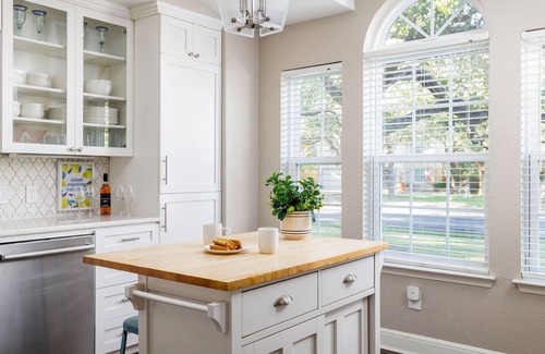 Indian Oaks House | Close to Town, Beautiful Decor | Quaint-essential