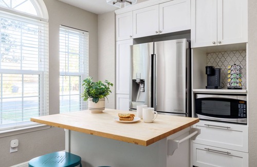 Indian Oaks House | Close to Town, Beautiful Decor | Quaint-essential