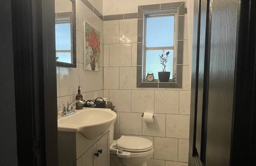 Fairfax House | Close to UF Shands, VA Hospital, UF Campus. 2/1 Pool Home, 3 - 6 months lease