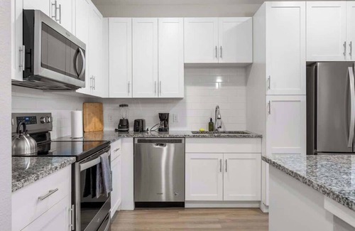 Southeast Orlando Apartment | Close to Universal King Suite, Pet-Friendly Stay