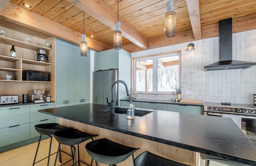 Saint-Raymond Ski Chalet | Close to Vallée-Bras-du-Nord, this new construction offers comfort in nature