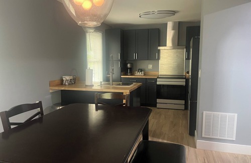 Hethwood - Prices Fork House | CLOSE TO VT - New renovation-4 bedroom townhouse-near a bus stop-with parking!