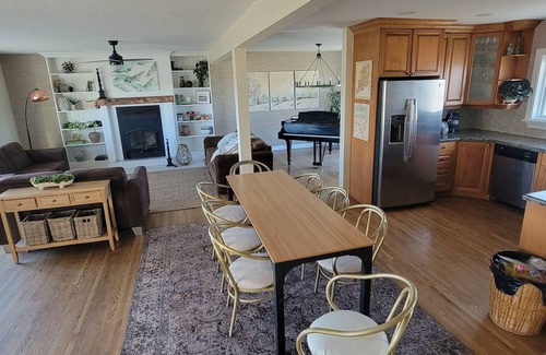 Cardston House | Close To Waterton-Sleeps 10-12 With Themed Rooms (India, France,China, Malaysia)