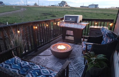 Cardston House | Close To Waterton-Sleeps 10-12 With Themed Rooms (India, France,China, Malaysia)