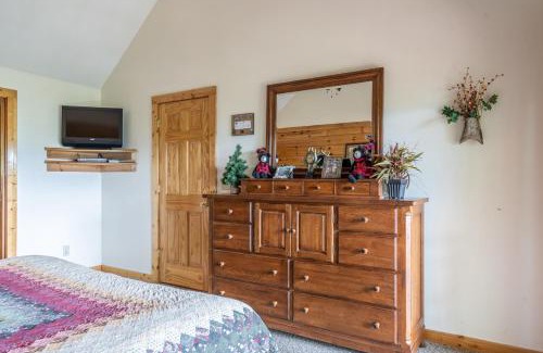 Black Bear Falls House | Closer to Home