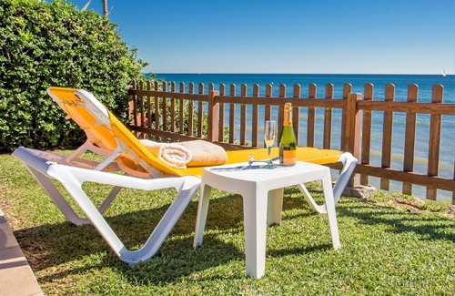 Carib Playa Cottage | Closer to the sea & you'd be in it - 3 BED House