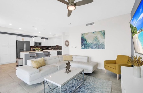 Bay Lake Apartment | CLOSEST RESORT TO DISNEY/Lake View/MODERN/STYLISH/Contemporary Condo/Free Wifi