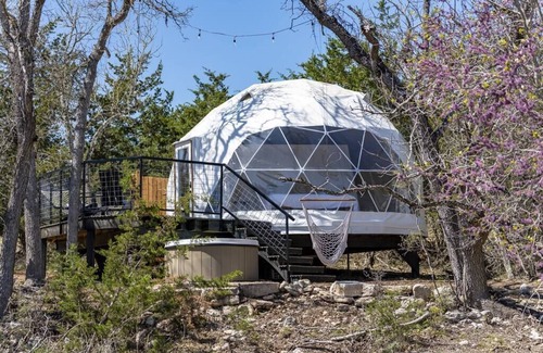 Fredericksburg RV Rental | Cloud Dome W/Private Hot Tub and Outdoor Shower!