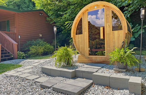 Bryson City Apartment | Cloud Nine Retreat; sleeps 22|barrel sauna|hot tub