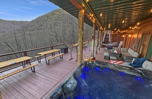 Bryson City Apartment | Cloud Nine Retreat; sleeps 22|barrel sauna|hot tub