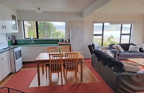 Curio Bay House | CLOUD9 Curio Bay, beachfront, Porpoise Bay.