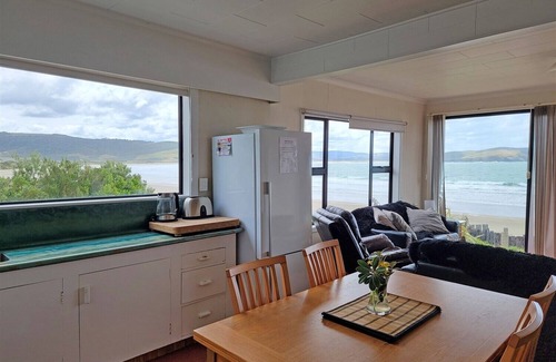 Curio Bay House | CLOUD9 Curio Bay, beachfront, Porpoise Bay.