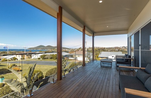 Forster House | Cloudcatcher atop Bennets Head.