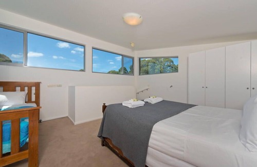South Bruny House | Cloudy Bay Lagoon Estate - This is it! Where the mists of time roll back and reveal azure blue skies reflected in the cool clear waters of Cloudy Bay Lagoon, Bruny Island.
