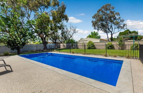 Heathcote Cottage | Clouston Cottage: Pet Friendly 3 BR & Pool