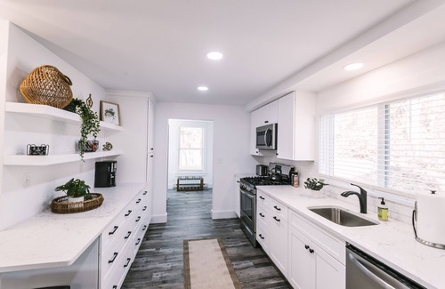 Lanesville House | Clove Haus: hot tub, fire pit & creekside home with amazing views!