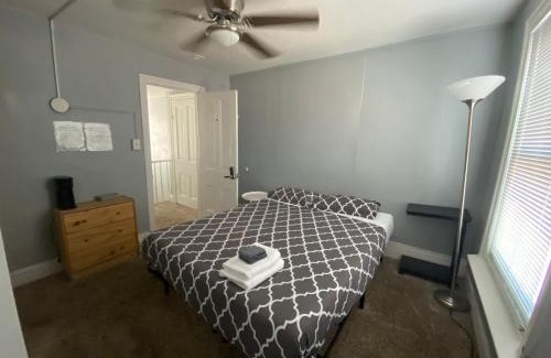 Point Breeze Apartment | Clover 2900 - Apartment and Rooms with Private Bathroom near Washington Ave South Philly