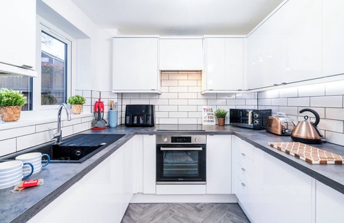 Cwmbran House | Clover Court Lovely 2 bed house with garden and free off-street parking
