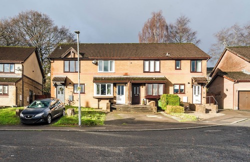 Cwmbran House | Clover Court Lovely 2 bed house with garden and free off-street parking