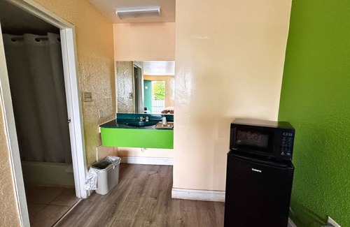 South Richmond Hotel | Cloverleaf Motel By Belvilla Richmond Near Turnpike