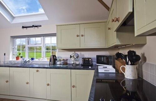 Kingsbridge Cottage | CLOVERWELL, pet friendly, with a garden in Woodleigh