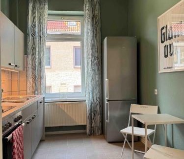 Oststadt/Stadtfeld Apartment | CLS Große City Altbau Wohnung für 4 Personen mit XXL Dusche, neues Bad, Dielen, Schlafsofa 160x200 mit 20cm Matratze, Smart TV & schnellem WLAN in Hildesheim Ost, Nähe HAWK, Uni, Bosch, Ostbahnhof, A7