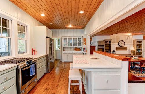 Sapphire House | Club Amenities - Fitness - Hot Tub - Mini Golf - Family Fun