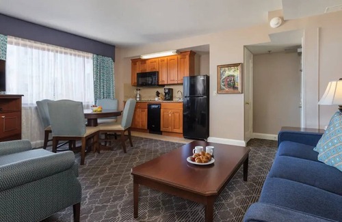 Faubourg Livaudais Resort | Club Wyndham Avenue PlazanAparthotel with outdoor pool, near Caesars Superdome