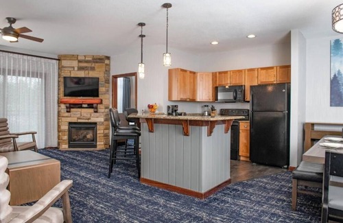 Lake Delton Condo | Club Wyndham Glacier Canyon 2 BR Presidential Condo, Waterpark passes included