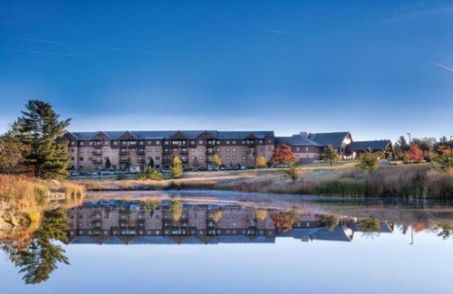 Lake Delton Condo | Club Wyndham Glacier Canyon 2 BR Presidential Condo, Waterpark passes included