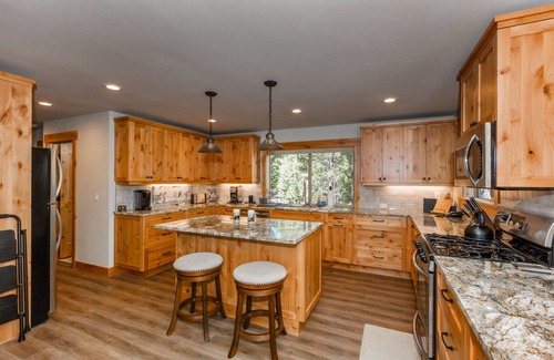 Truckee House | Clubhouse On Hole 10, Hot Tub, Sauna, GameRoom, Pool Table, Arcades, Walk To Hole 1 & Driving Range