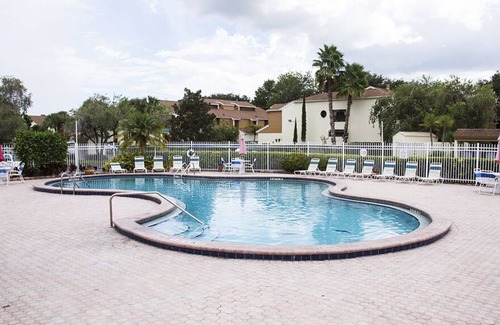 Ventura Condo | 🐬Clubview Country Club Condo w/ 18-hole Golf Course, picnic area, tennis courts & more!🐬