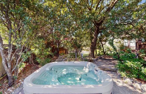 Gruene House | Clutter Falls Retreat - Guesthouse