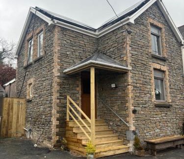 Llanelli House | Clydach Cottages