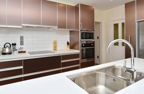 Ilam Apartment | Clyde 106 - Contemporary Premium Holiday Home Next to a Sparkling Stream