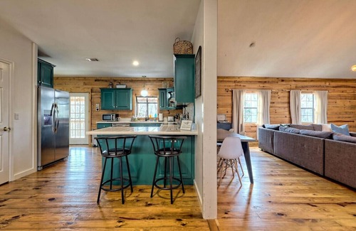 Tiger Apartment | Clyde’s Cabin: Mtn View, Fire Pit, Pet-Friendly