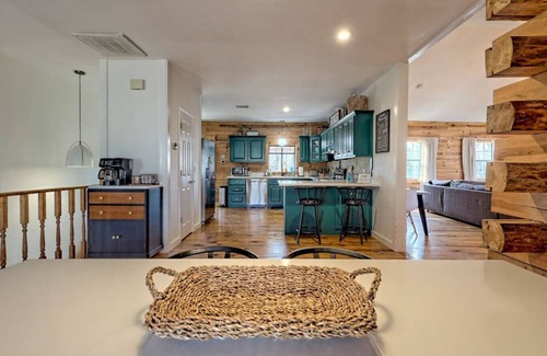 Tiger Apartment | Clyde’s Cabin: Mtn View, Fire Pit, Pet-Friendly