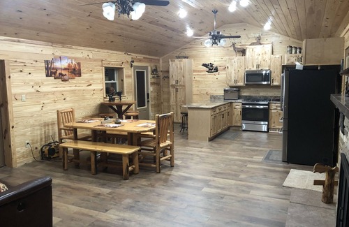 Jefferson City Cabin | CNU 10 min. Sevierville 45 min. Private dock, kayaks, fire pit. Ample Parking