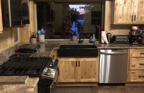 Jefferson City Cabin | CNU 10 min. Sevierville 45 min. Private dock, kayaks, fire pit. Ample Parking