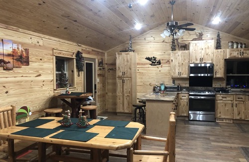 Jefferson City Cabin | CNU 10 min. Sevierville 45 min. Private dock, kayaks, fire pit. Ample Parking
