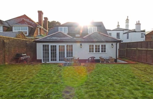 Gosport House | Coach House - a house that sleeps 8 guests in 4 bedrooms