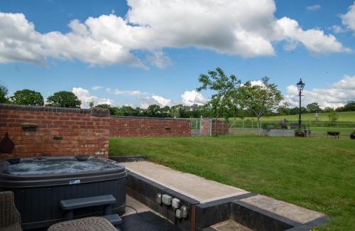 Alcester House | Coach House at Oaks Barn Farm Alcester with optional hire Salt water hot tub