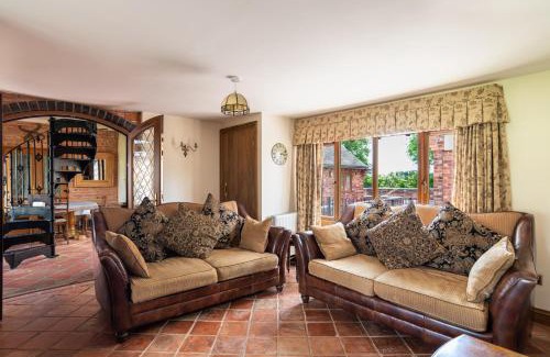 Alcester House | Coach House at Oaks Barn Farm Alcester with optional hire Salt water hot tub